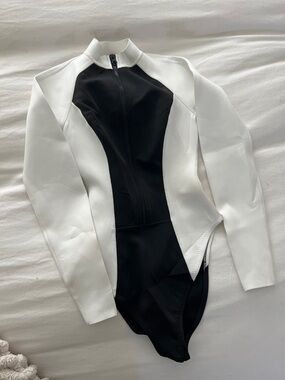 GIGI C Black and White Colorblock Long Sleeve Zip-Up Neoprene Swimsuit